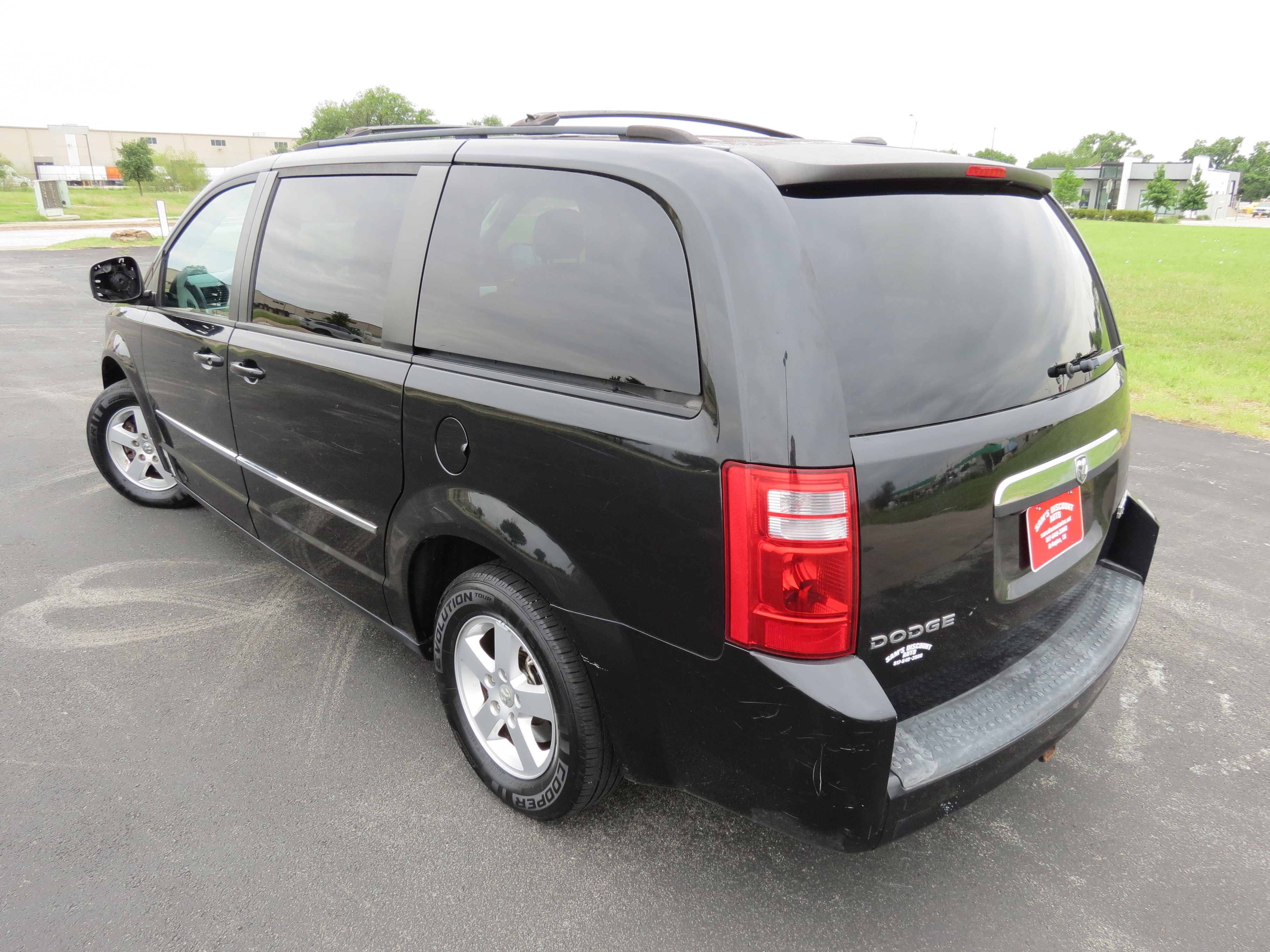 Used 2010 Dodge Grand Caravan SXT w/ Trailer Tow Group FWD image 5