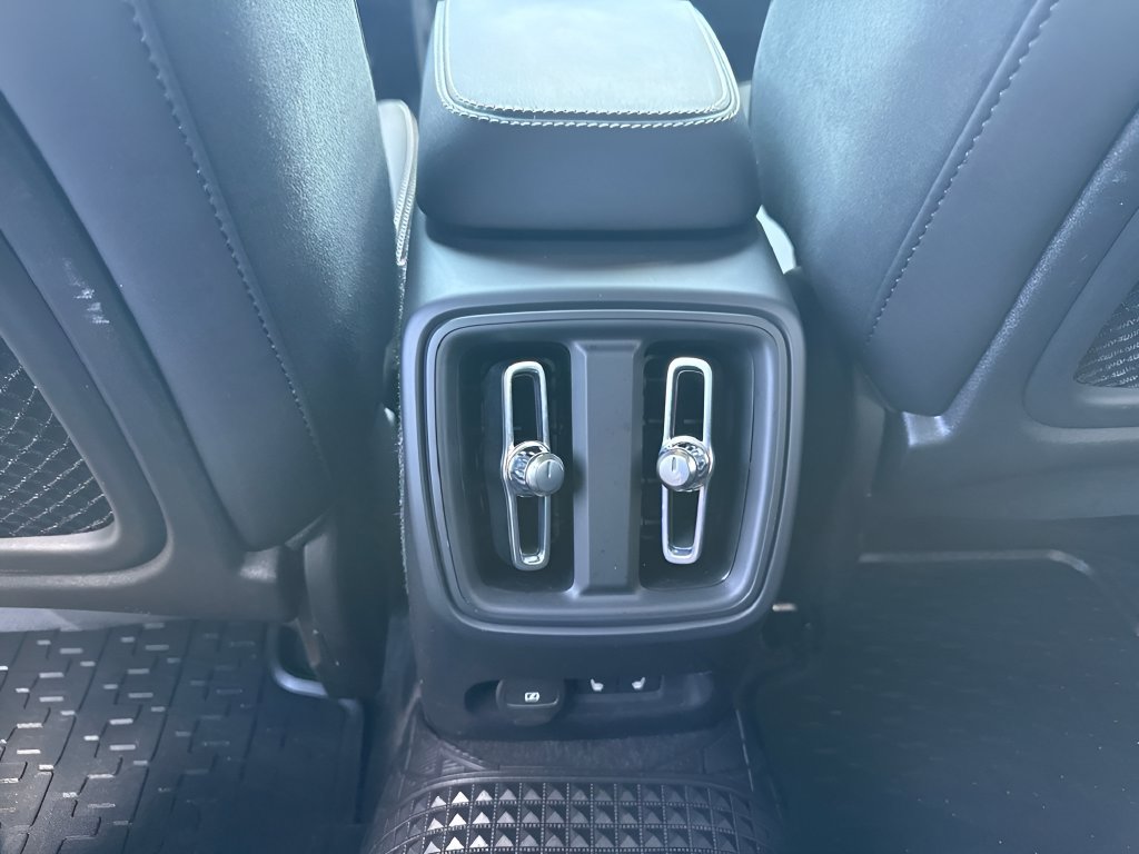 Used 2023 Volvo XC40 Recharge Ultimate AWD/4WD image 13
