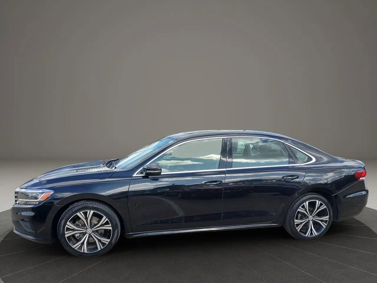 Used 2021 Volkswagen Passat 2.0T SE w/ Luggage Net & Mats Package image 3