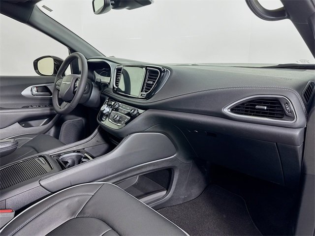 Used 2025 Chrysler Pacifica Premium image 30