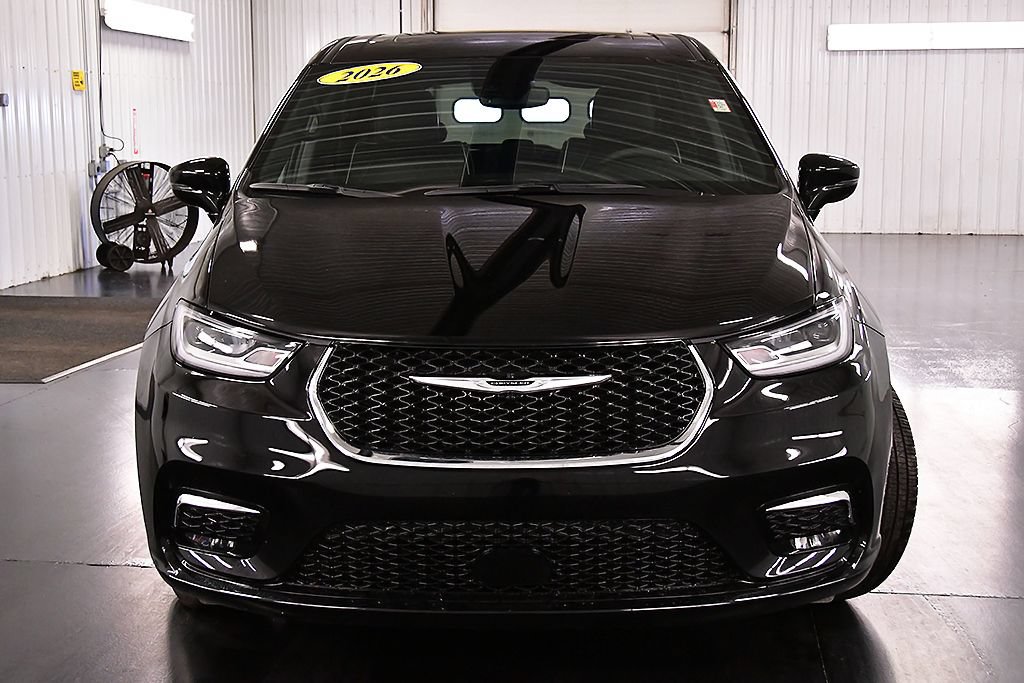 Used 2026 Chrysler Pacifica Limited FWD image 2
