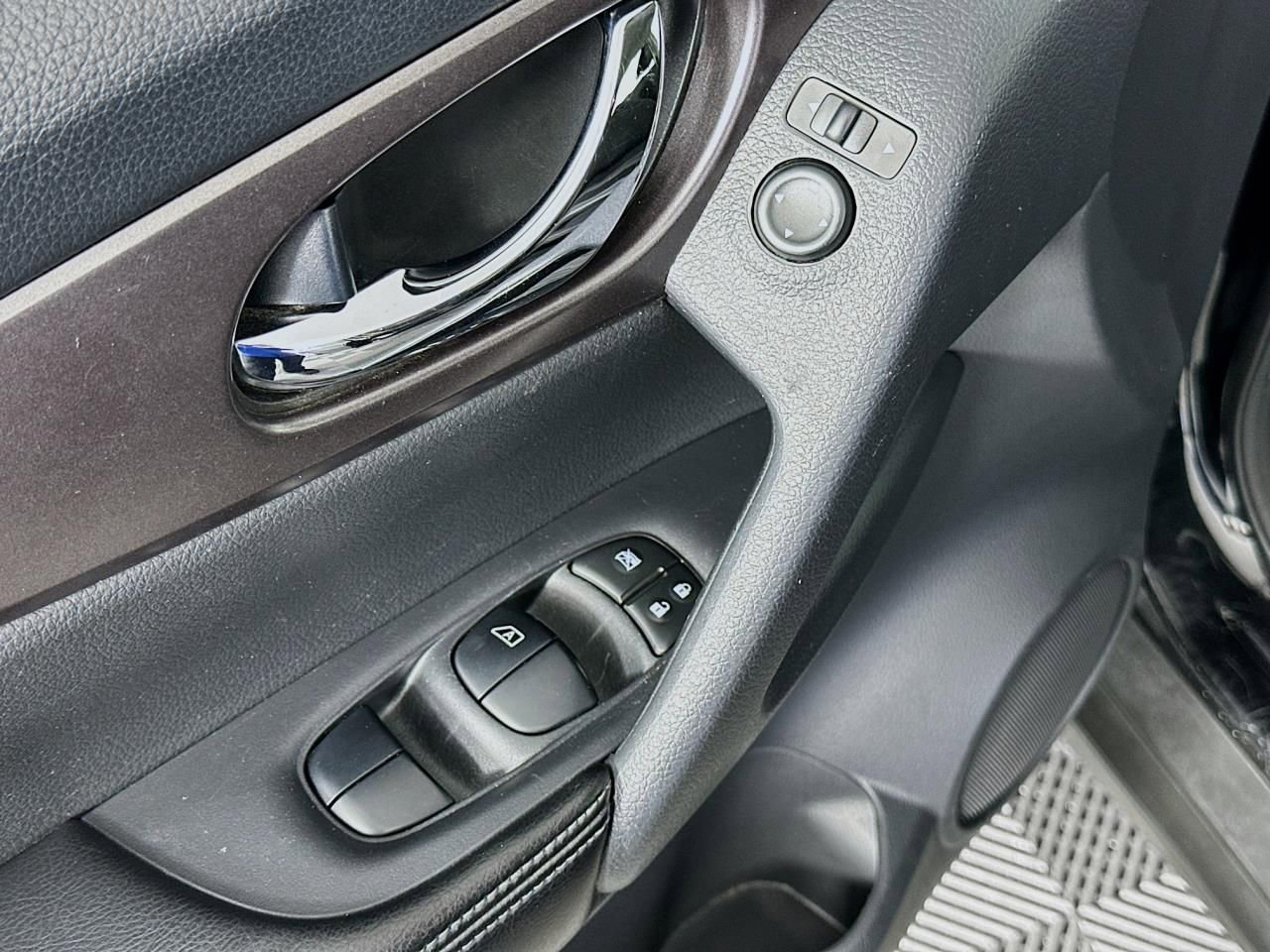 Used 2015 Nissan Rogue S image 20