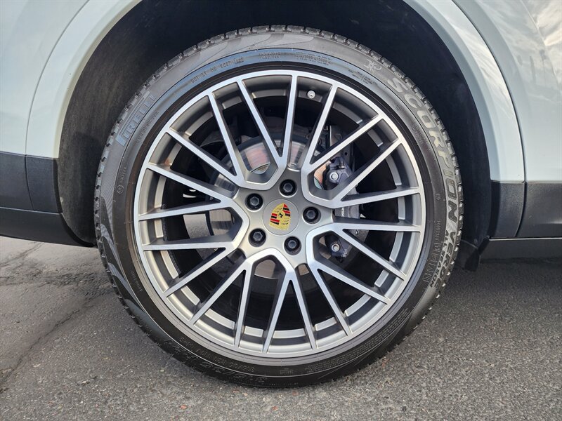 Used 2022 Porsche Cayenne Platinum Edition AWD/4WD image 18