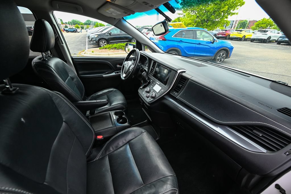 Used 2017 Toyota Sienna SE FWD image 24
