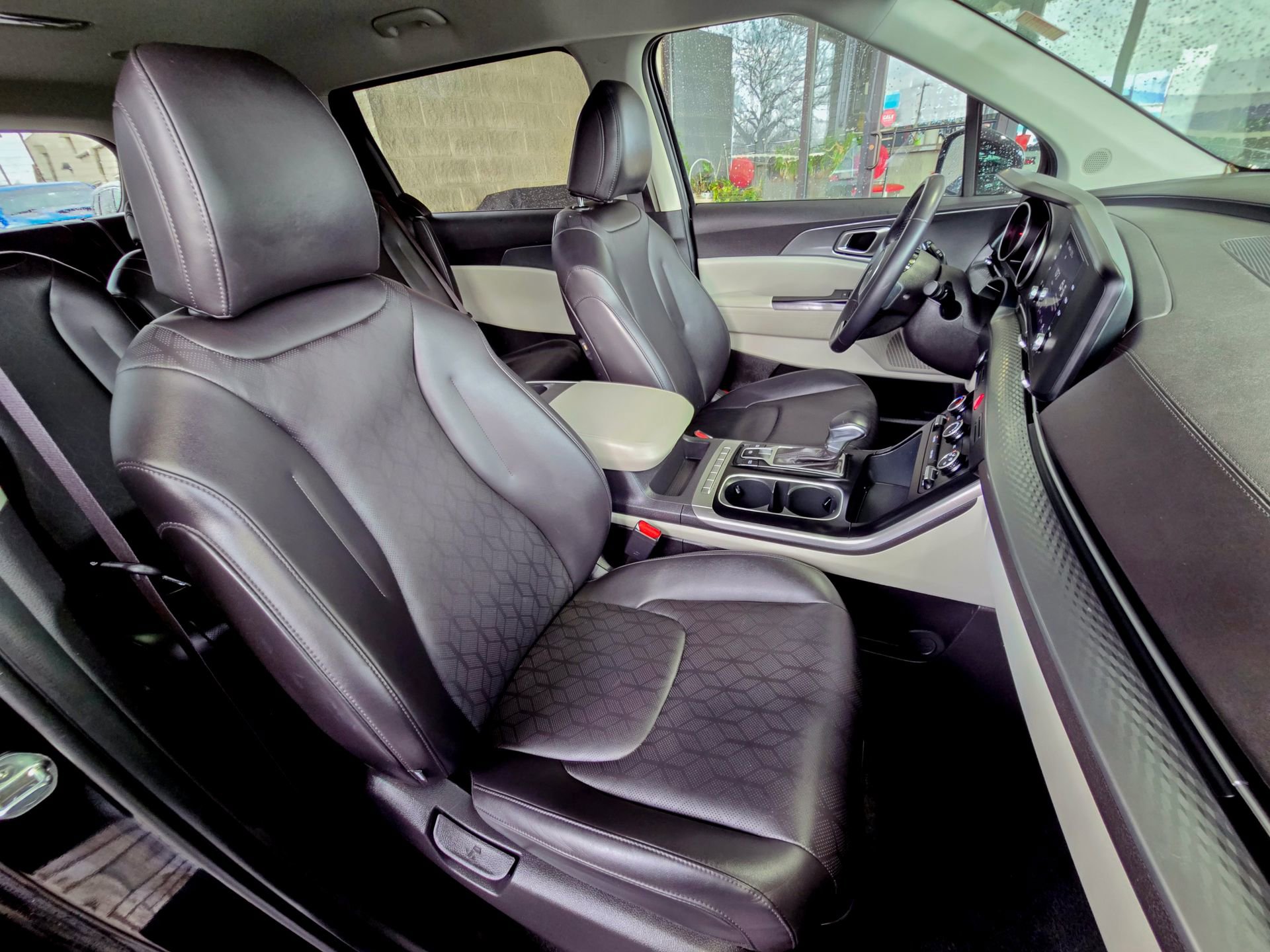 Used 2023 Kia Carnival LX image 24