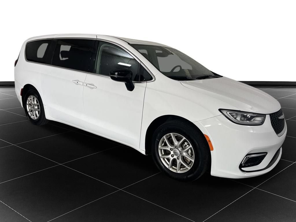 Used 2024 Chrysler Pacifica Touring-L FWD image 7