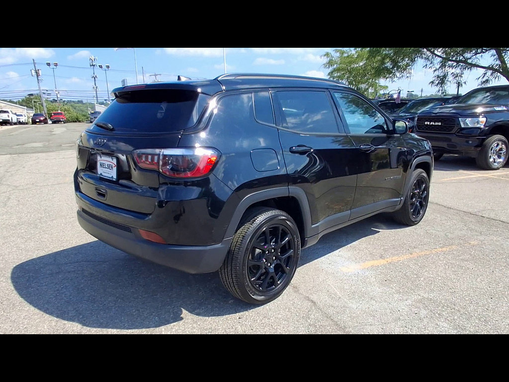 Used 2024 Jeep Compass Latitude w/ Convenience Group AWD/4WD image 8