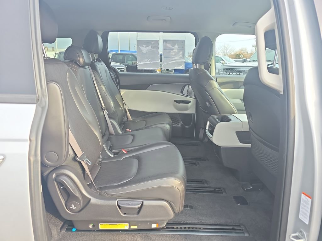 Used 2023 Kia Carnival LX image 32