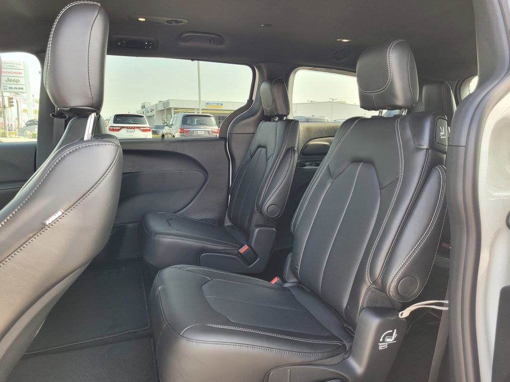 New 2026 Chrysler Pacifica Select w/ S Appearance Package image 13