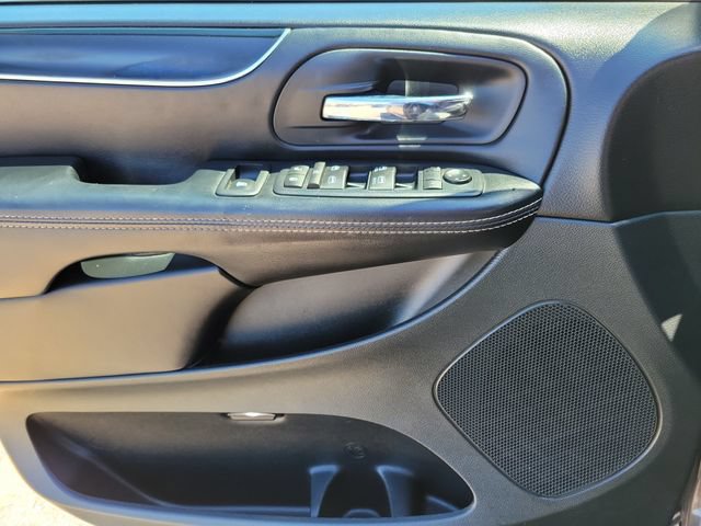 Used 2016 Dodge Grand Caravan SE FWD image 14