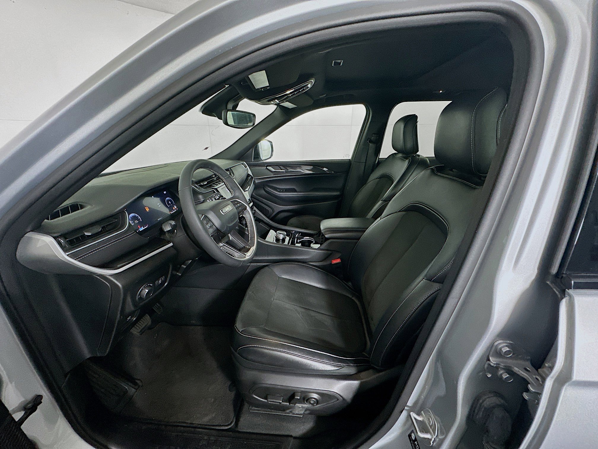 Used 2023 Jeep Grand Cherokee Altitude image 13