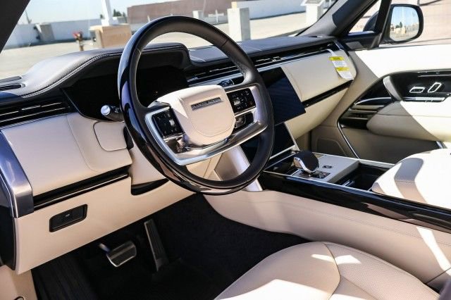 New 2025 Land Rover Range Rover SE image 18