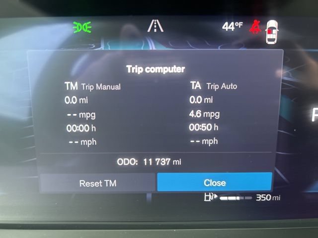Certified 2025 Volvo XC40 B5 Plus AWD/4WD image 21