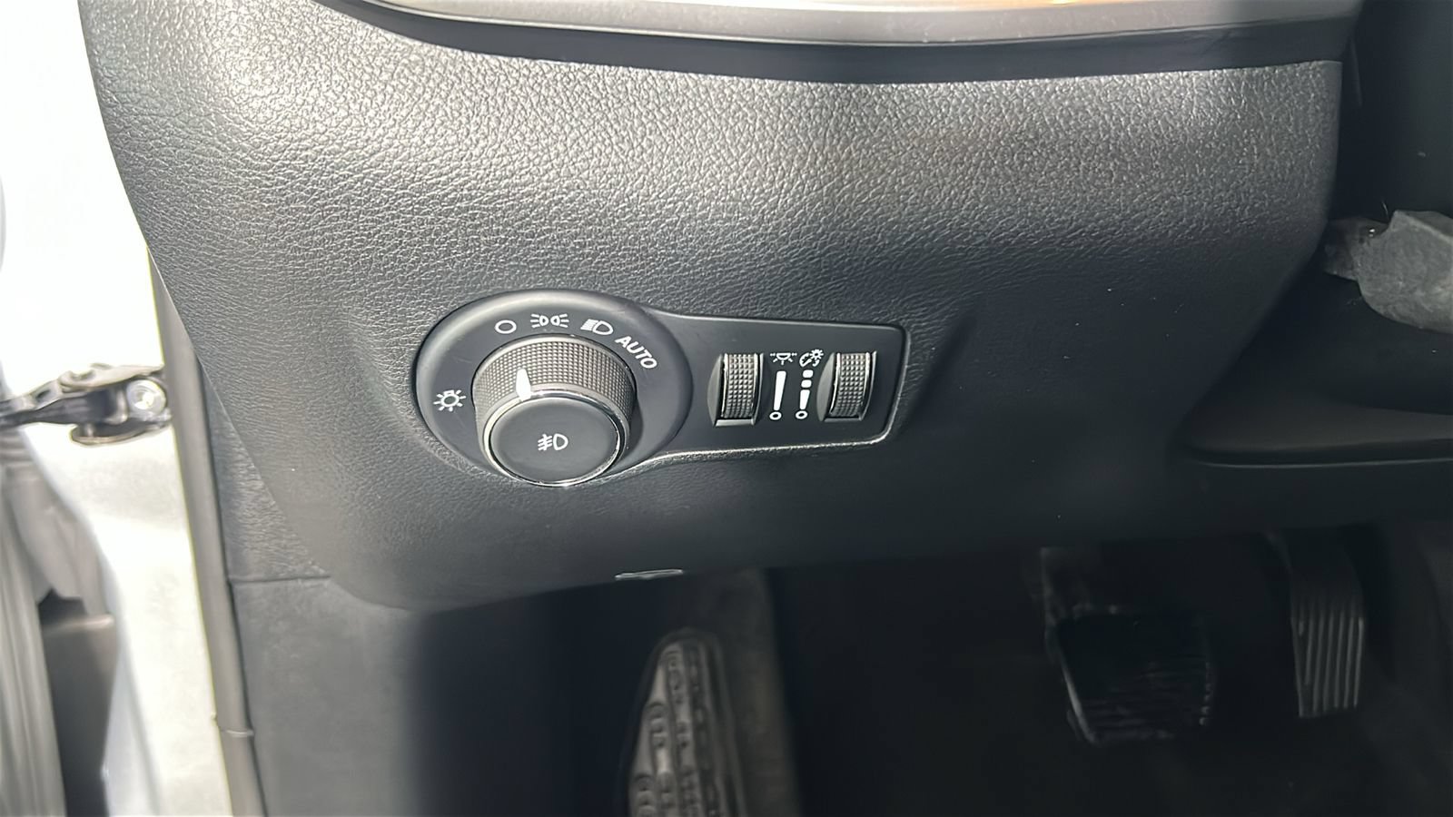 Used 2025 Jeep Compass Limited AWD/4WD image 21