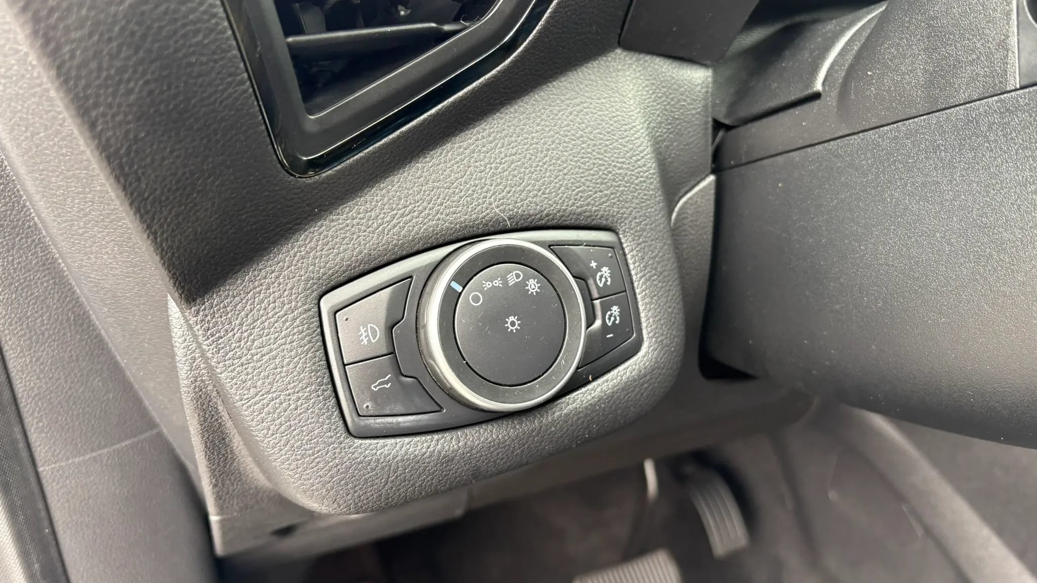 Used 2018 Ford Escape SEL w/ Ford Safe & Smart Package AWD/4WD image 18