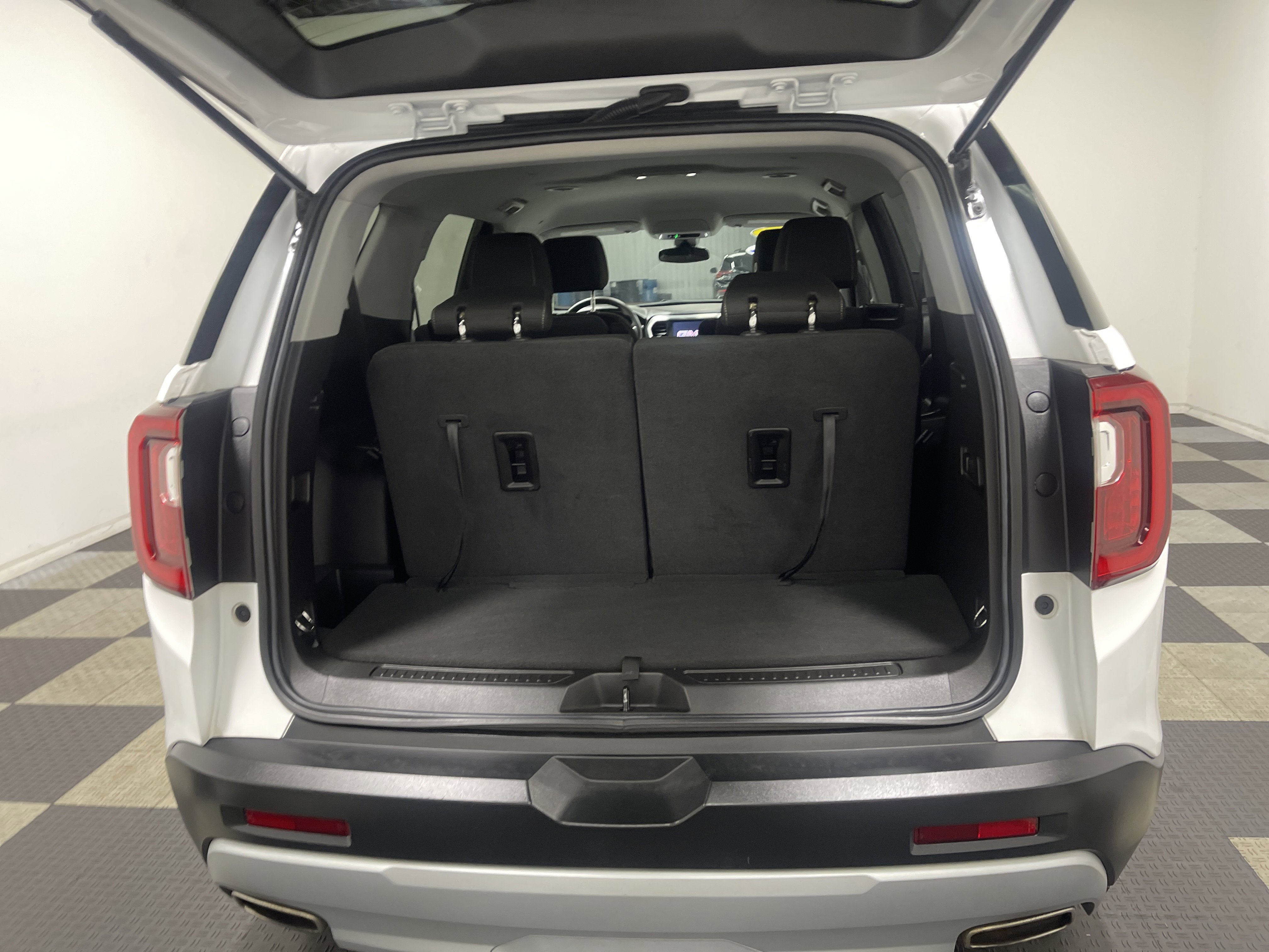 Used 2023 GMC Acadia SLE image 18