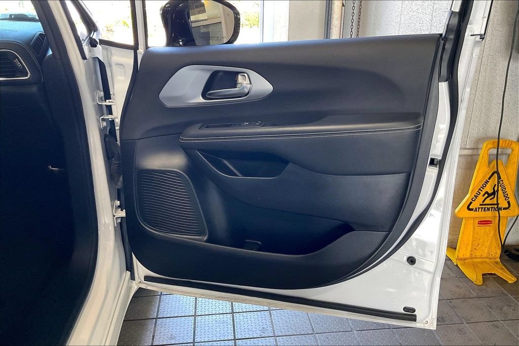 Used 2025 Chrysler Pacifica Limited FWD image 23