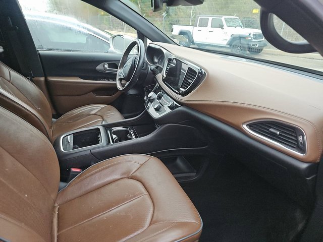 Used 2021 Chrysler Pacifica Limited w/ Uconnect Theater Family Group image 5