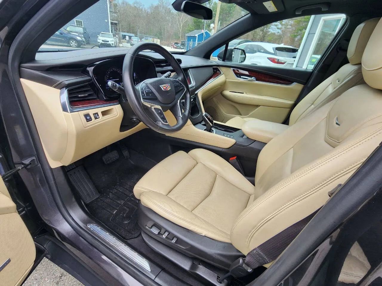 Used 2017 Cadillac XT5 Luxury w/ Driver Awareness Package image 9