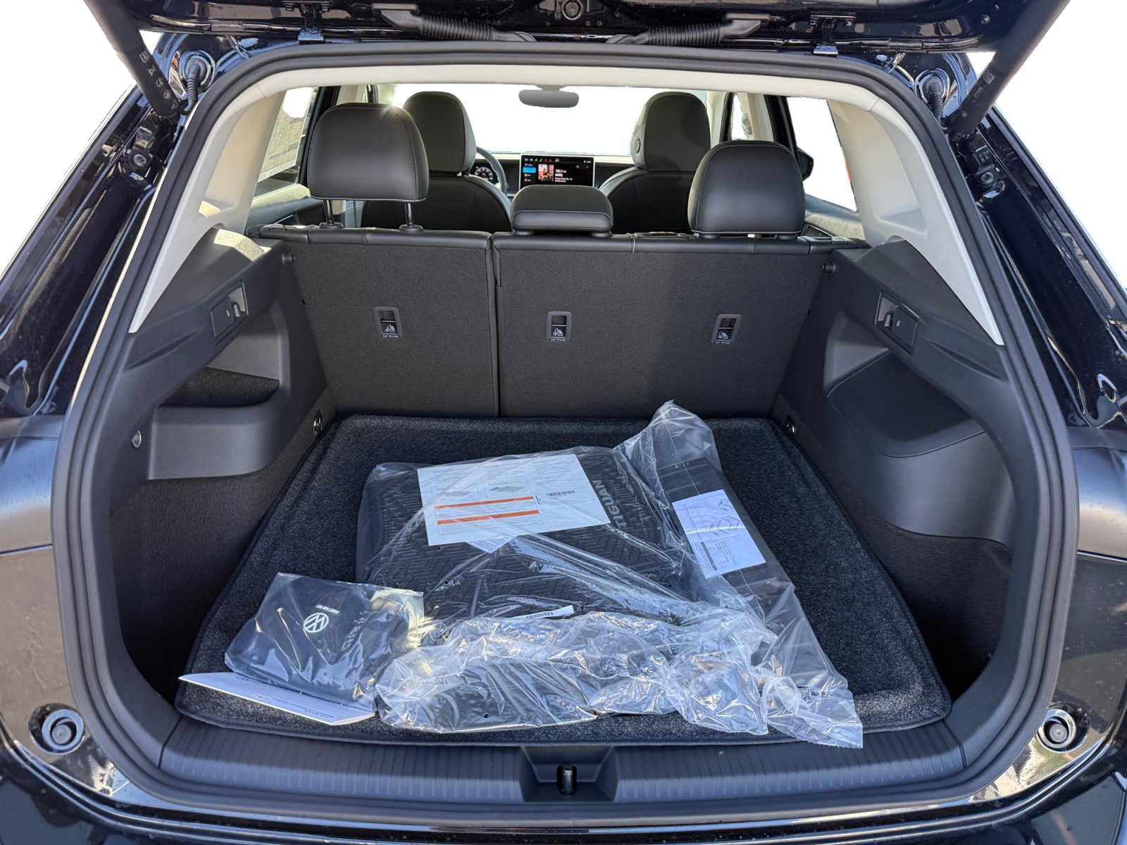 New 2026 Volkswagen Tiguan SE AWD/4WD image 17