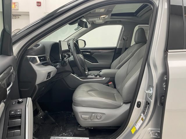 Used 2023 Toyota Highlander Limited AWD/4WD image 9
