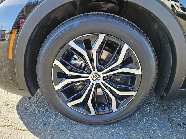 Used 2023 Toyota Crown Limited image 10