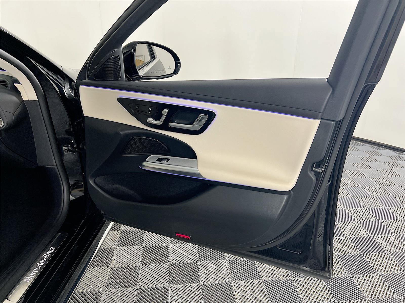 Used 2025 Mercedes-Benz E 350 4MATIC Sedan image 29