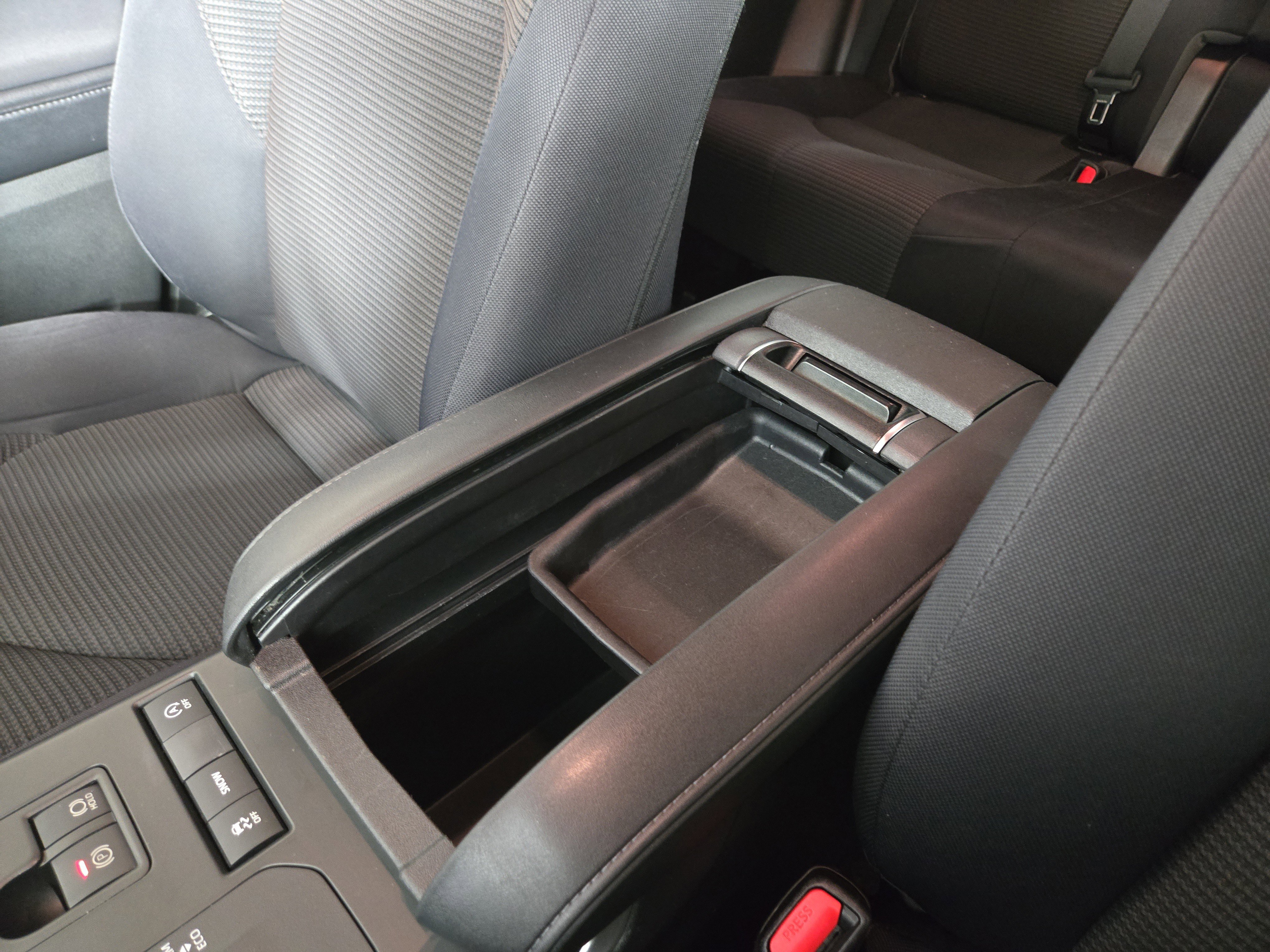 Used 2020 Toyota Highlander LE FWD image 28