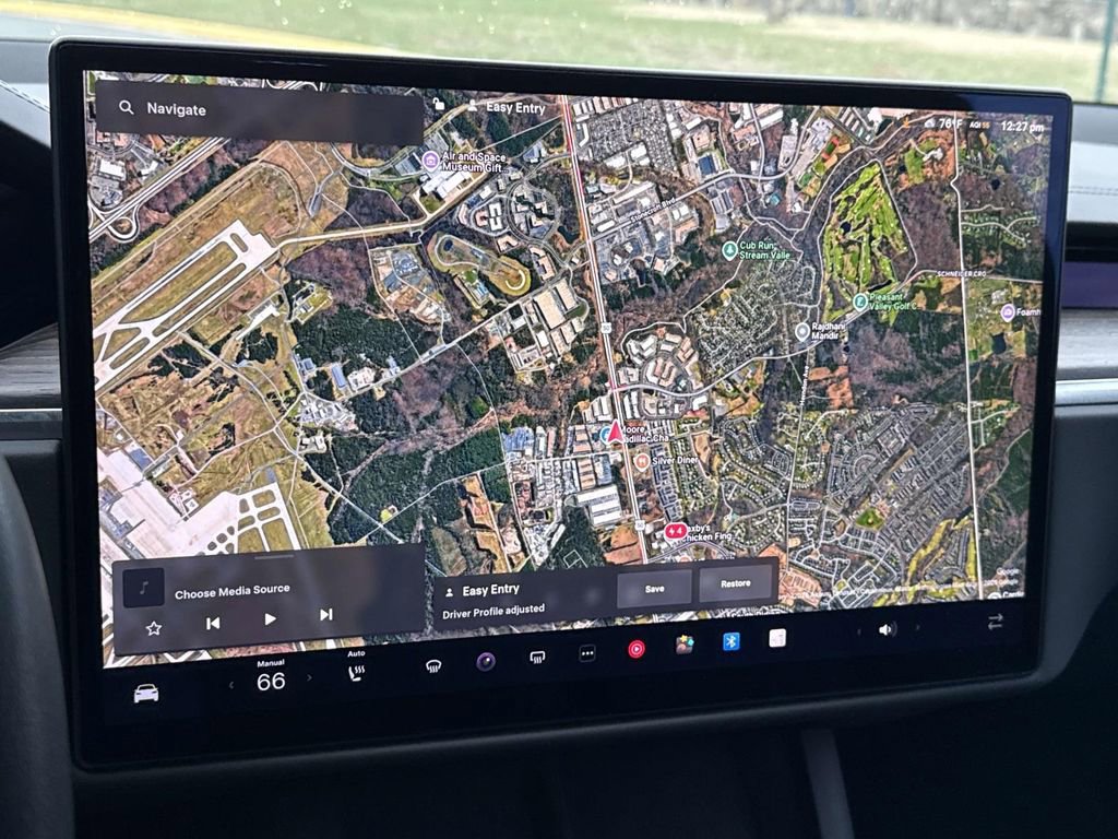 Used 2022 Tesla Model X image 9