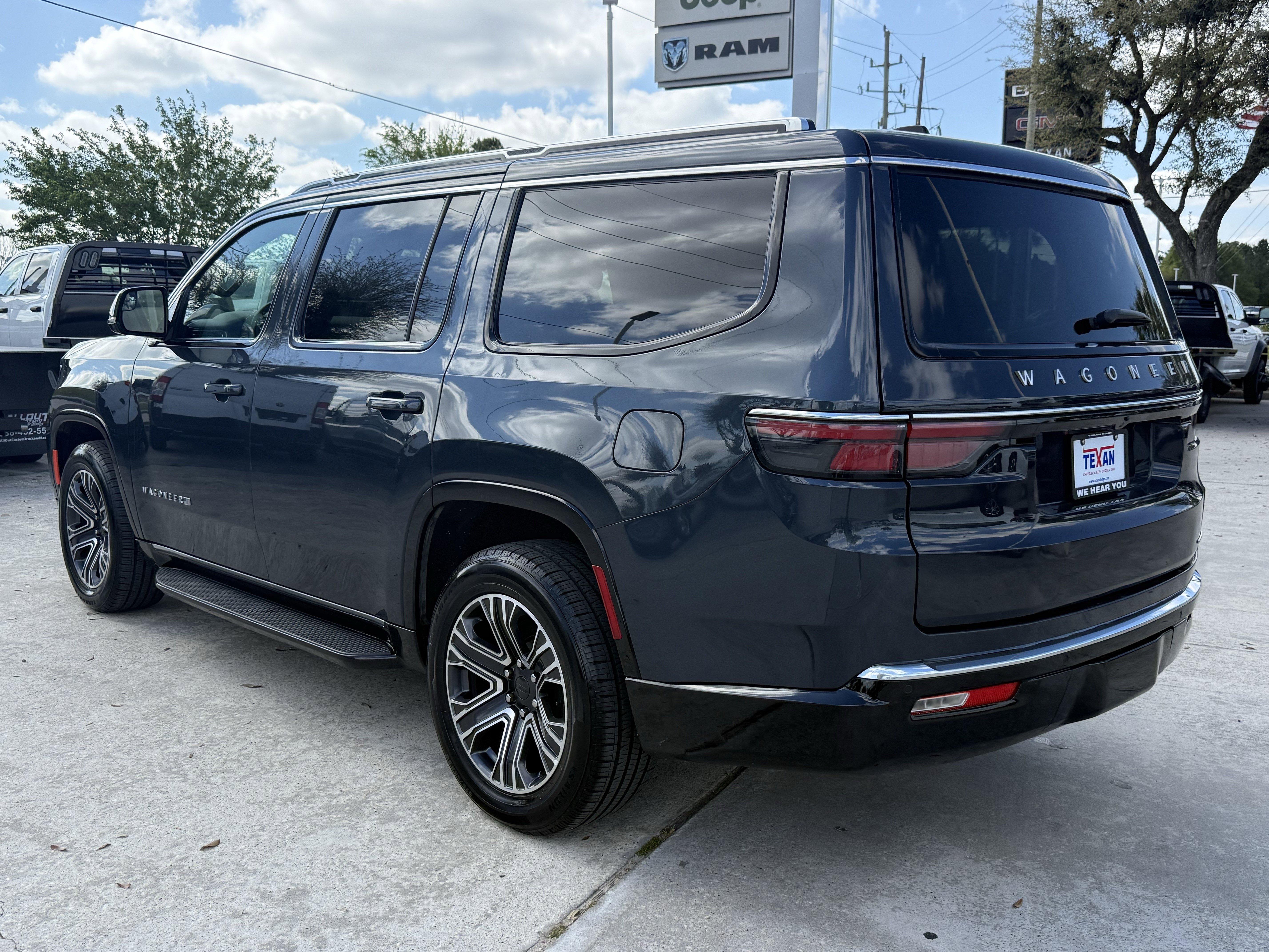 Used 2024 Jeep Wagoneer Series II RWD image 7