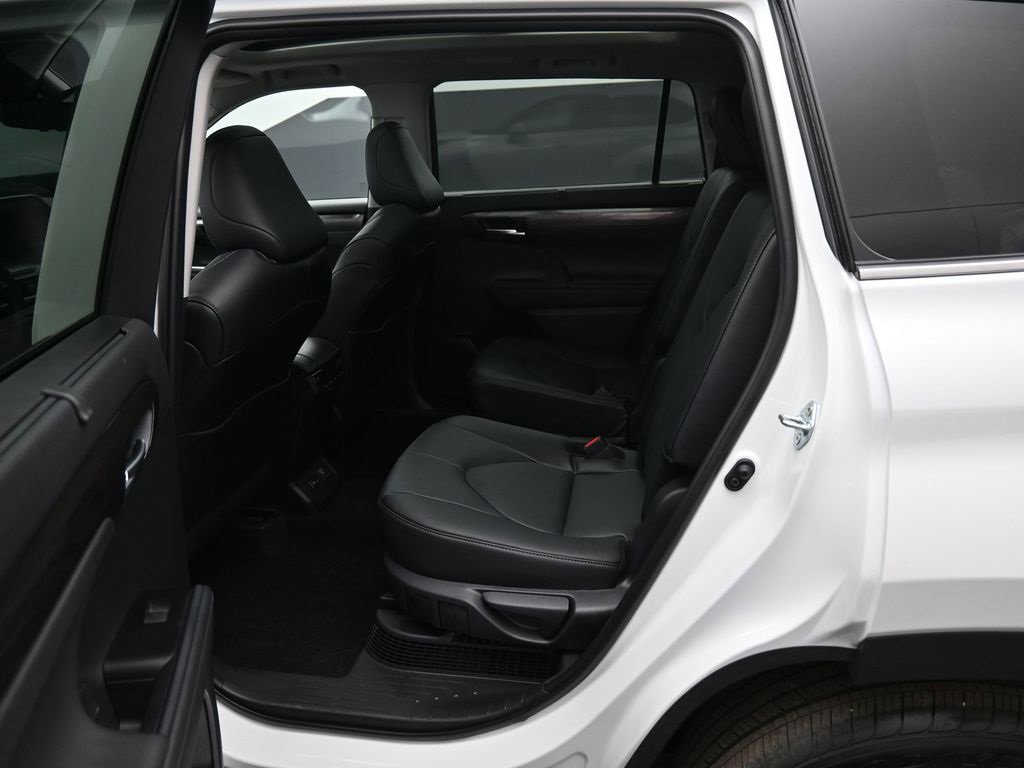 Certified 2025 Toyota Highlander Platinum image 30