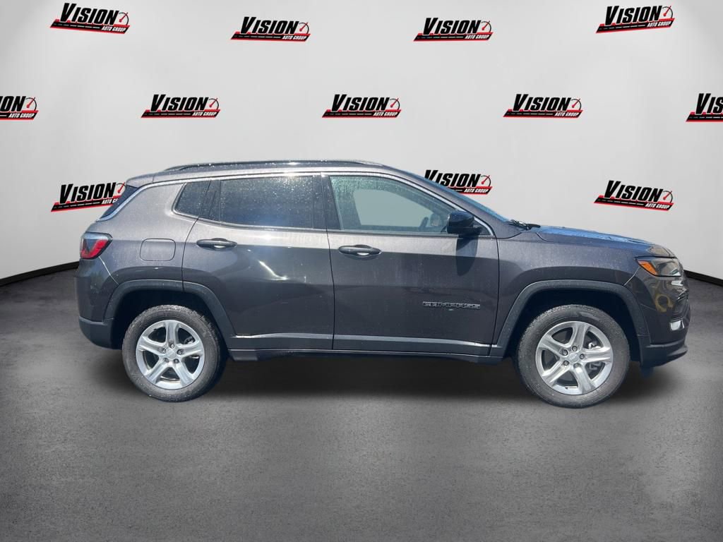 Used 2023 Jeep Compass Latitude w/ Convenience Group AWD/4WD image 2