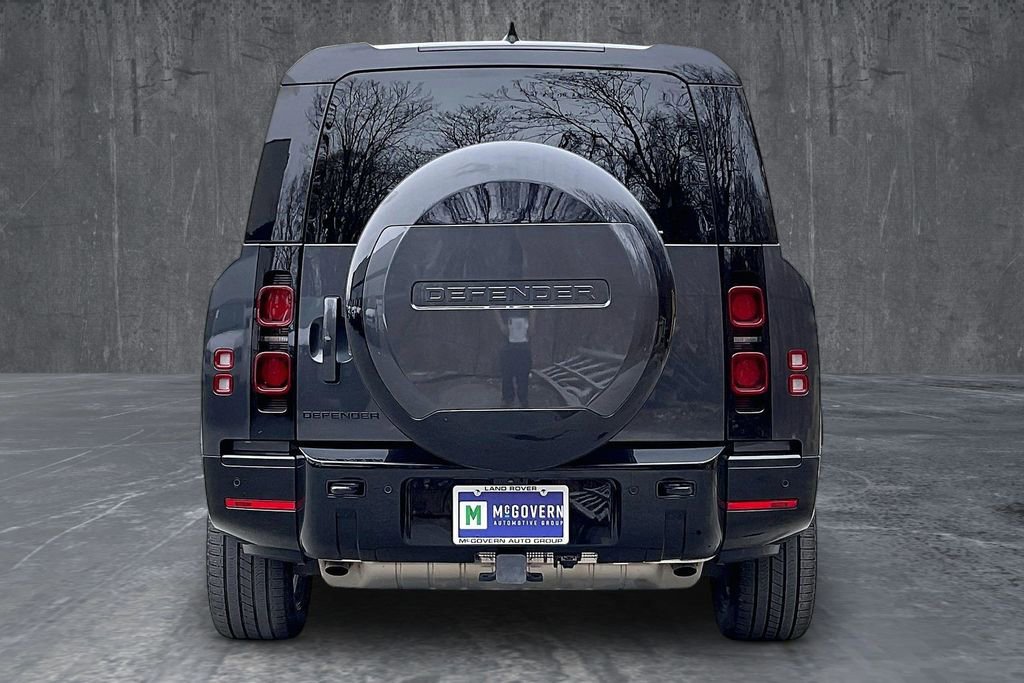Used 2025 Land Rover Defender 130 X-Dynamic SE image 5