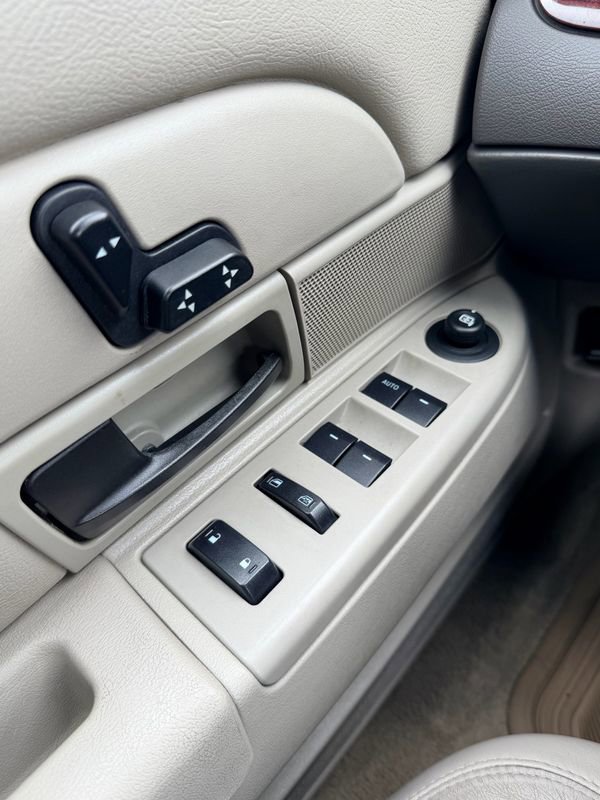 Used 2011 Ford Crown Victoria LX w/ Comfort Appearance Pkg RWD image 20