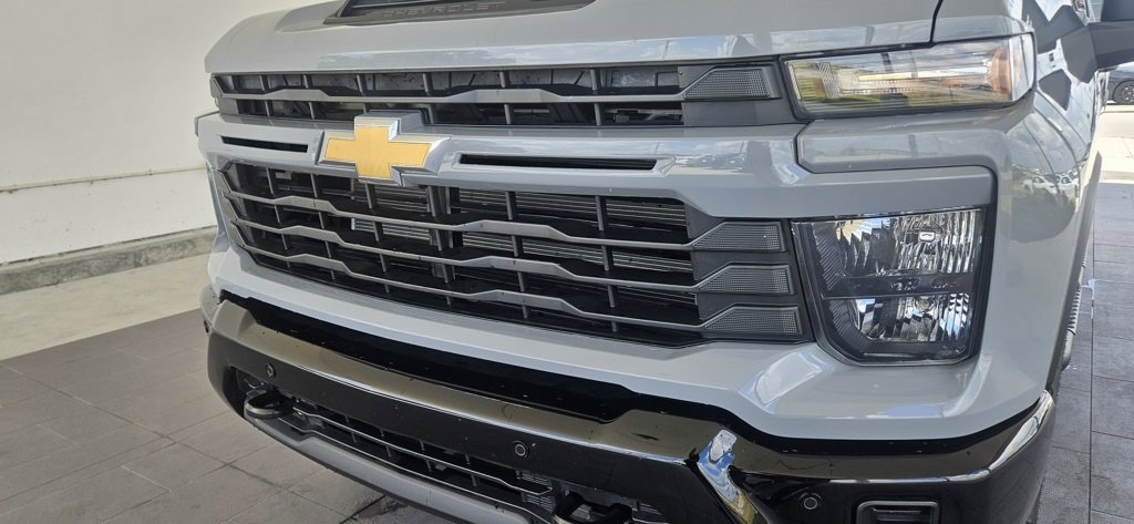 Used 2025 Chevrolet Silverado 2500 Custom w/ Custom Value Package image 2