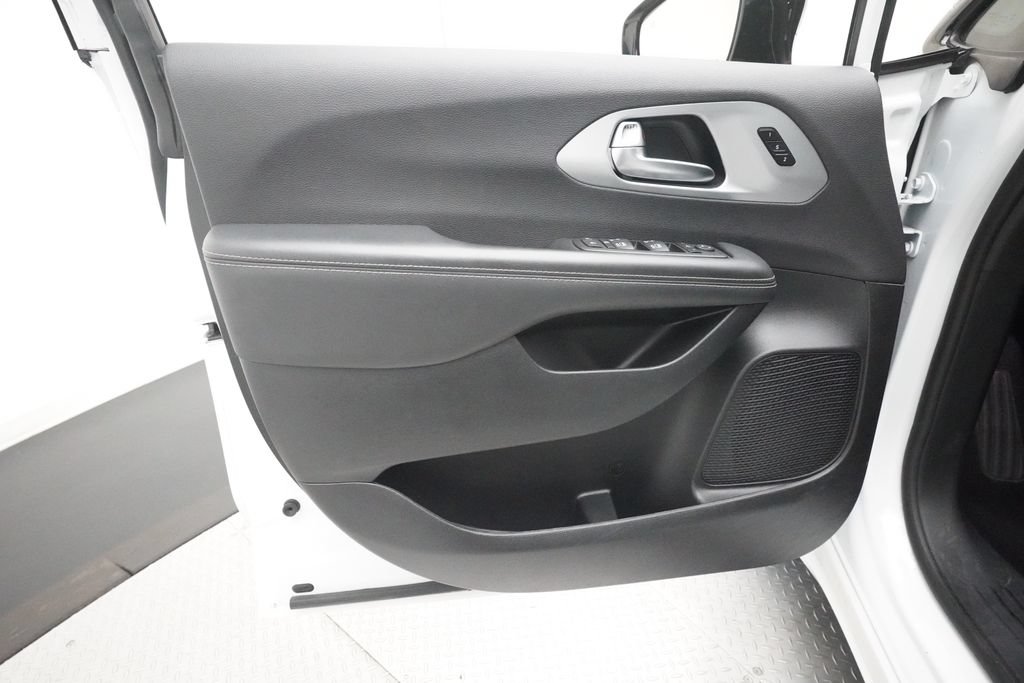Used 2025 Chrysler Pacifica Limited FWD image 28