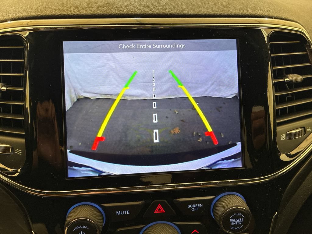 Used 2019 Jeep Grand Cherokee Laredo AWD/4WD image 22