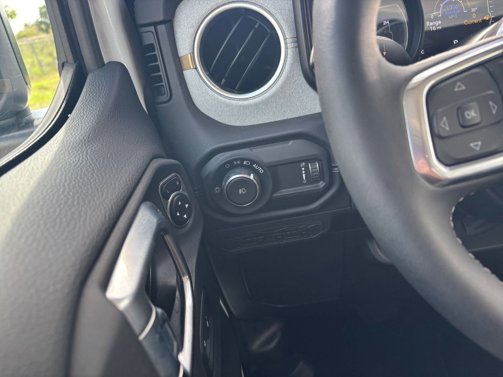 Used 2025 Jeep Wrangler Sahara image 32