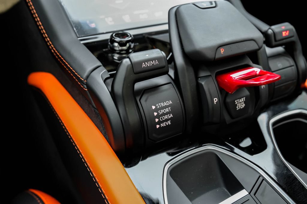Used 2025 Lamborghini Urus SE AWD/4WD image 26