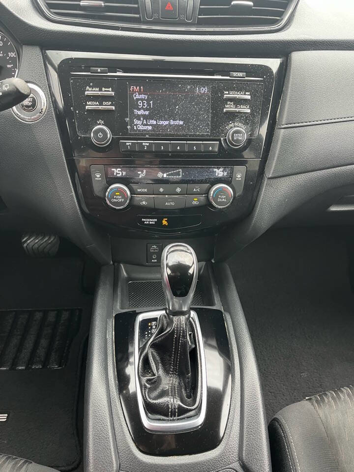 Used 2017 Nissan Rogue SV image 25