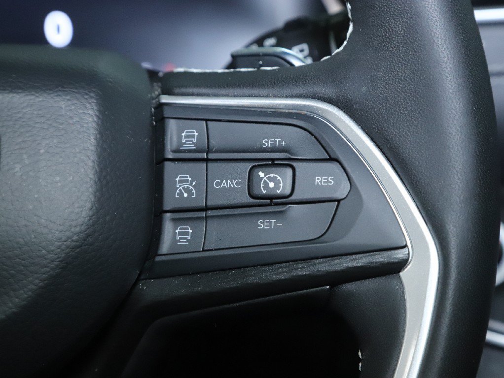 Used 2025 Jeep Grand Cherokee Altitude AWD/4WD image 24