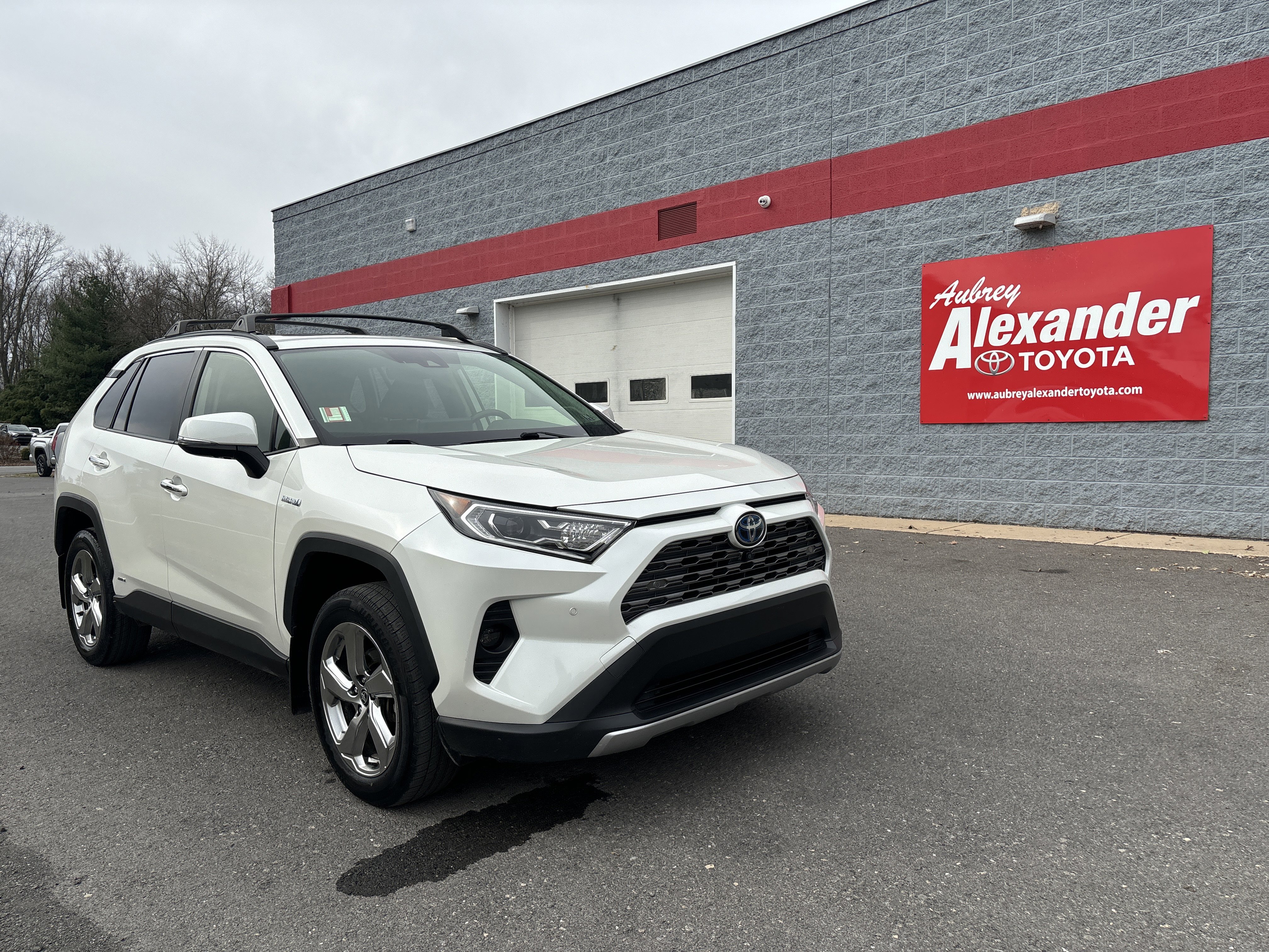 Used 2020 Toyota RAV4 Limited image 1