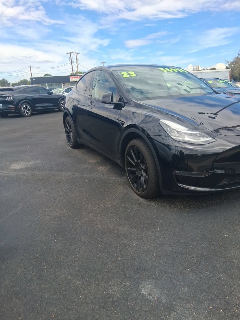 Used 2023 Tesla Model Y Long Range AWD/4WD image 2