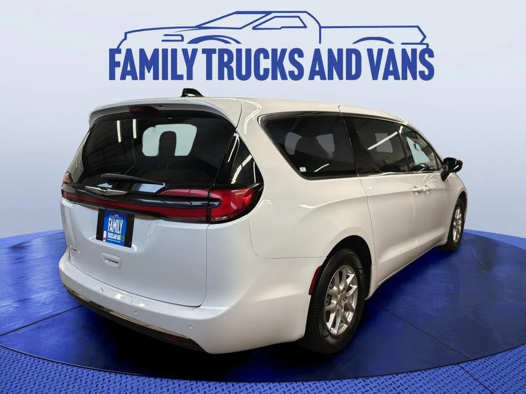 Used 2024 Chrysler Pacifica Touring FWD image 5