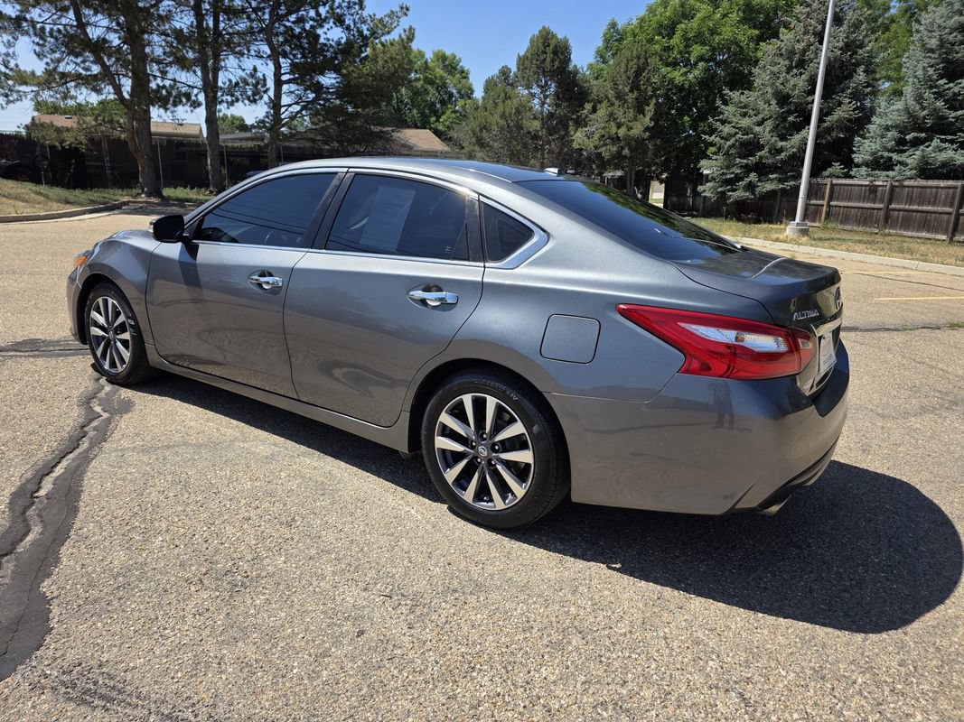 Used 2017 Nissan Altima 2.5 SL w/ Moonroof Package FWD image 3
