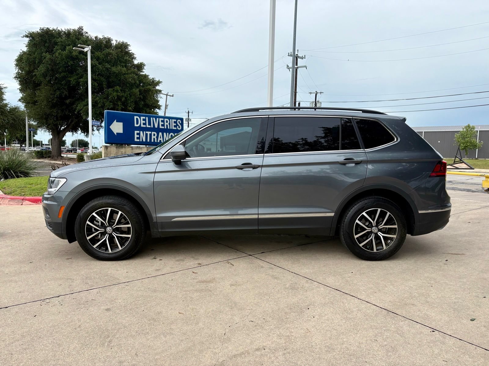 Used 2021 Volkswagen Tiguan SE w/ Panoramic Sunroof Package FWD image 4