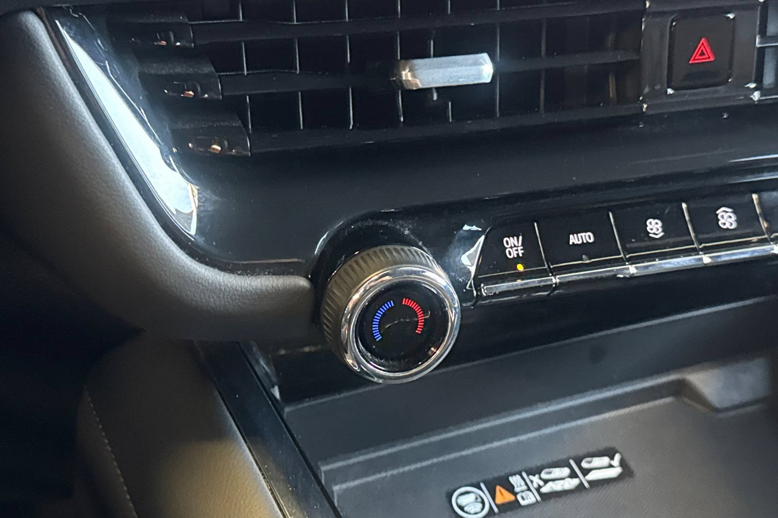 Used 2025 Chevrolet Suburban LT RWD image 28
