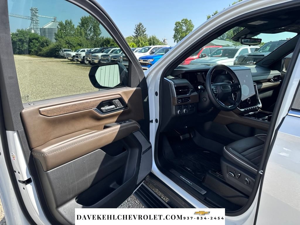 Used 2025 GMC Yukon XL Denali Ultimate w/ LPO, Illumination Package AWD/4WD image 9