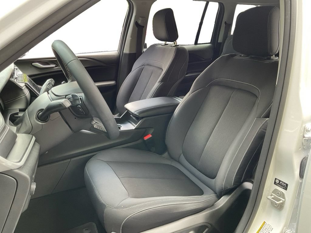 Used 2023 Jeep Grand Cherokee Laredo AWD/4WD image 8