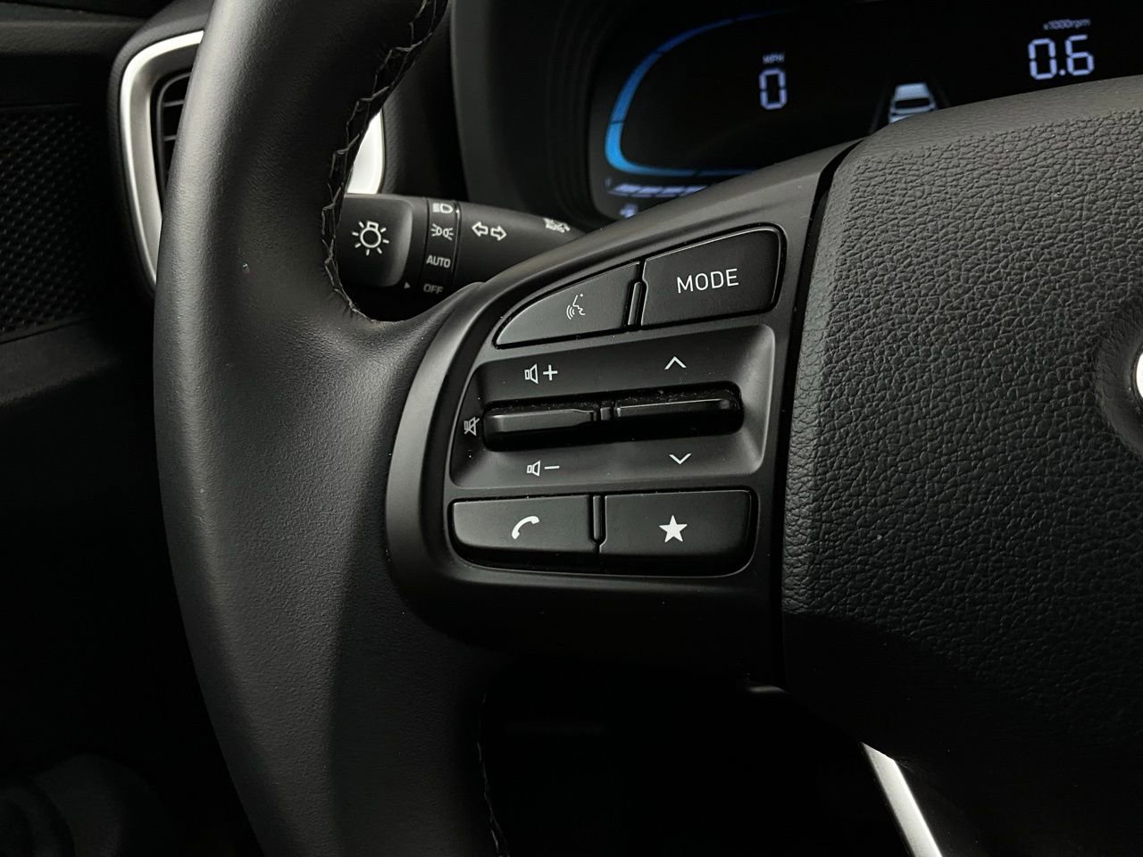 Used 2025 Hyundai Venue SEL image 34